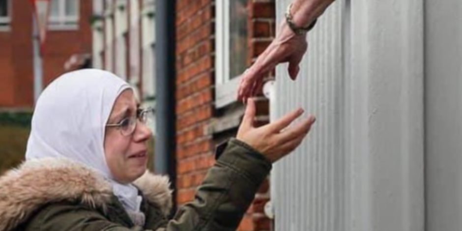 صورة موجعة.. حكاية لاجئة سورية تبكي وهي تمد يدها لجارتها الدنماركية