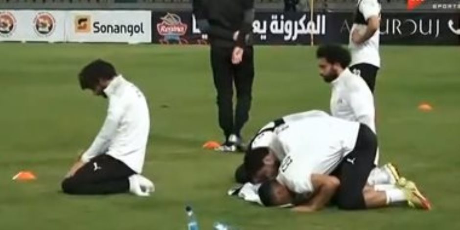 محمد النني " إمام" صلاة العشاء فى المنتخب برفقة صلاح .. صورة