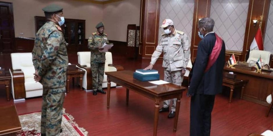 أعضاء مجلس السيادة الجديد في السودان يؤدون اليمين الدستورية أمام البرهان