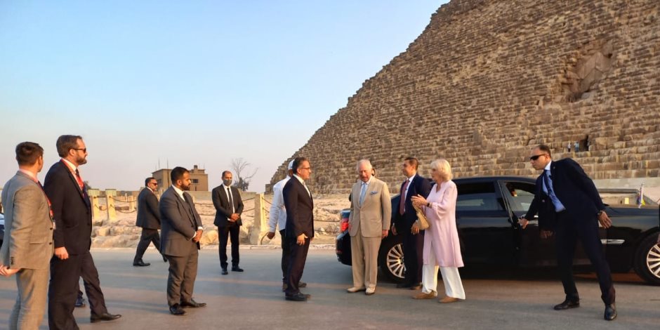 الأمير تشارلز وزوجته يزروان الأهرامات وأبو الهول خلال جولتهما بالقاهرة (صور)