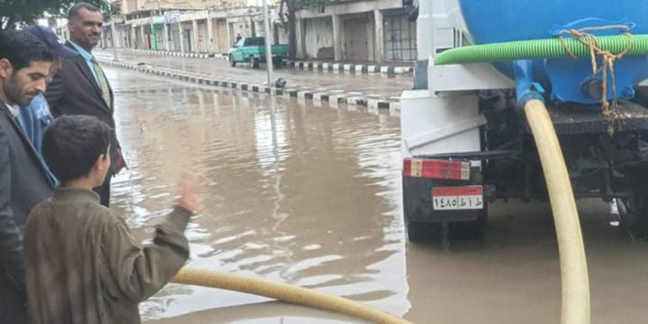 محافظ شمال سيناء يتابع سحب مياه الأمطار من شوارع العريش.. ويقرر استمرار رفع الطواريء (صور)