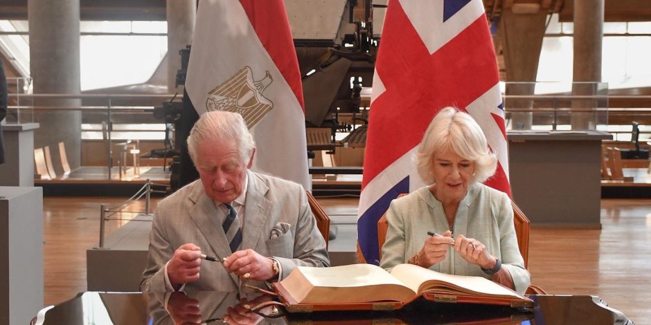 الحساب الملكي البريطاني يحتفي بتواجد الأمير تشارلز وزوجته بمكتبة الإسكندرية (صور)