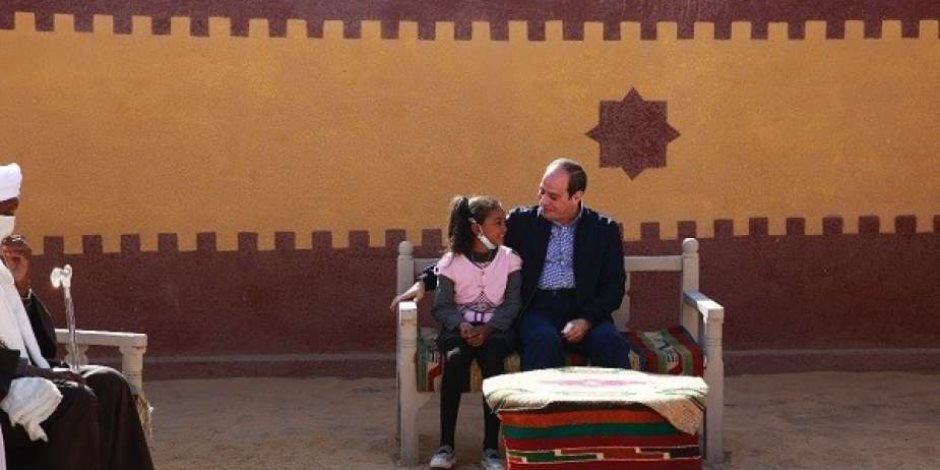 طفلة أسوان تكشف لـ"صوت الأمة" كواليس لقائها بالرئيس السيسي: هشيل صورتي معاه في قلبي العمر كله