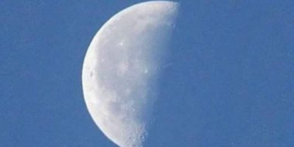 القمر يزين السماء الليلة.. قمر التربيع الأخير يظهر بديعاً مساء اليوم