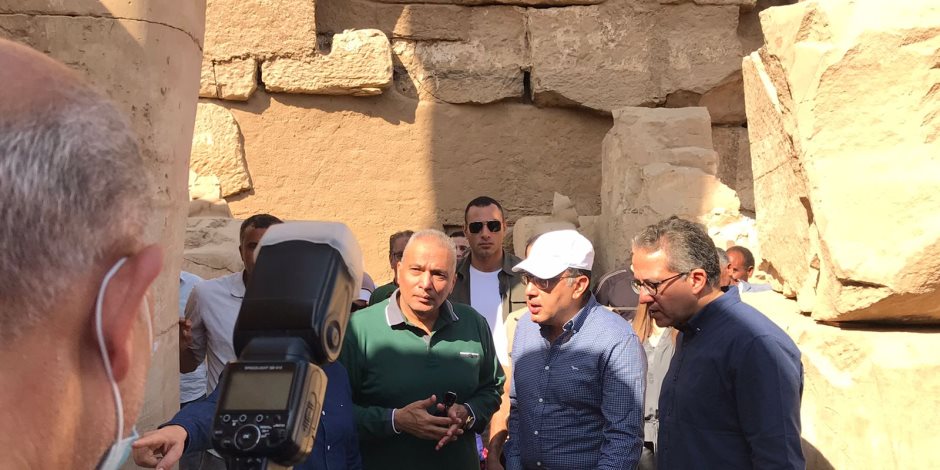 طريق الكباش.. رئيس الوزراء ووزير السياحة يتفقدان معابد الكرنك (صور)