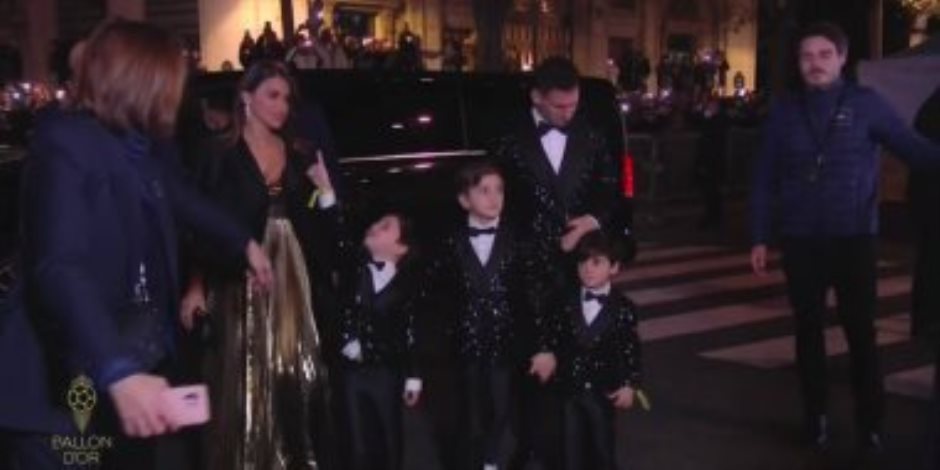 ميسي يصل إلى مقر حفل الكرة الذهبية مع زوجته وأطفاله.. فيديو