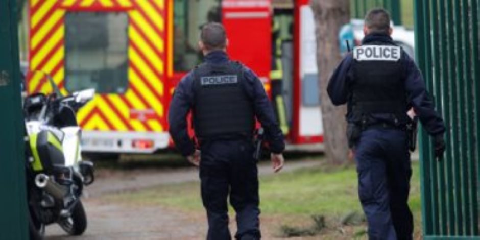 يرتدى ملابس النينجا.. مسلح يصيب شرطيتين بجروح فى مدينة شيربورج الفرنسية