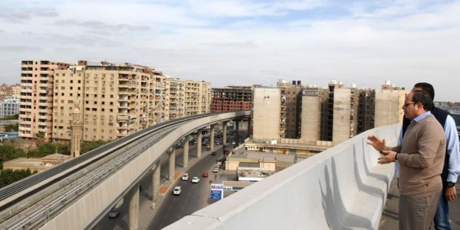 الرئيس السيسي يتفقد مشروعات شبكة الطرق والمحور الموازى لطريق القاهرة/ السويس
