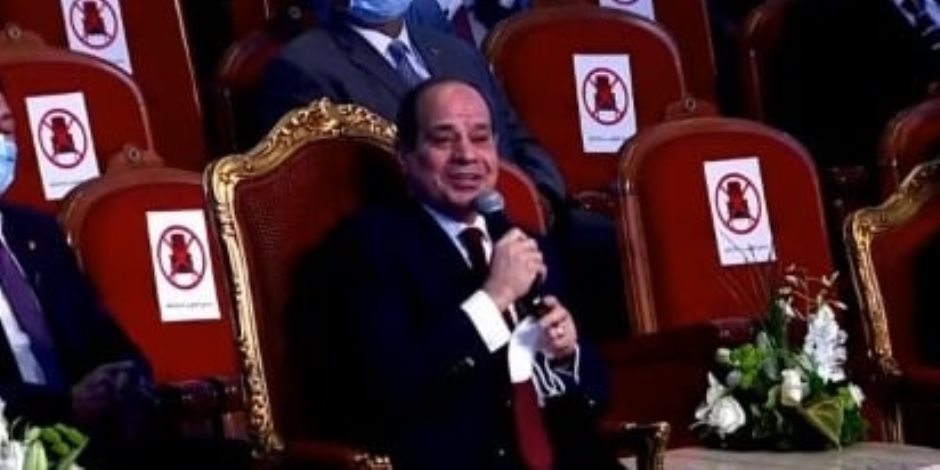 الرئيس السيسي يداعب طفلة من أصحاب الهمم: "ممكن تبقى وزيرة ثقافة للسن بتاعك"