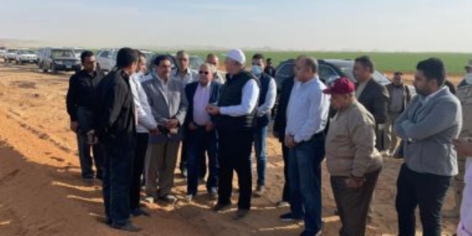 وجه بضرورة الاهتمام بتدريب وتأهيل المزارعين.. وزير الزراعة يتفقد مشروعات منطقة توشكى