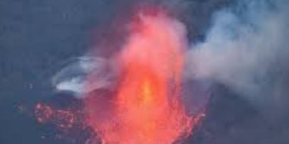 بركان لابالما يثير حالة من الرعب والهلع مع توقعات استمراره شهور آخرى.. انفجارات قوية ورماد ضخم