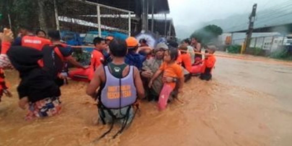 إعصار مدمر في الفلبين ومصرع 12 شخصا وإنقاذ العشرات (فيديو وصور)