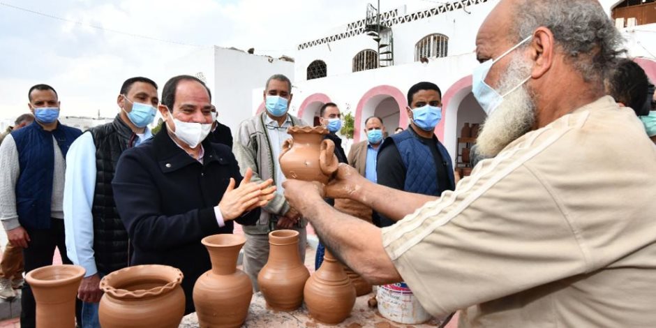 الرئيس السيسي يجبر بخاطر عمال الفخار في مصر القديمة: اللي أنتوا عايزينه هيتحقق (فيديو)