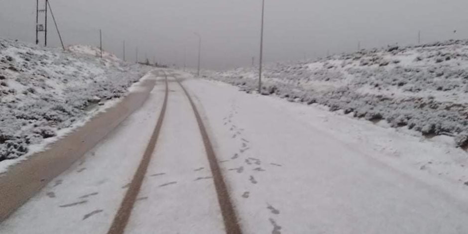 الثلوج تغطي مناطق بشرق ليبيا.. تقلبات جوية تضرب الجبل الأخضر