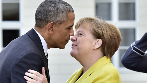 بالصور.. قبلات وأحضان أوباما وميركل عند وصوله لألمانيا