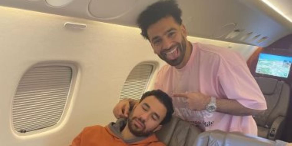 محمد صلاح وتريزيجيه يصلان مطار القاهرة للانضمام للمنتخب