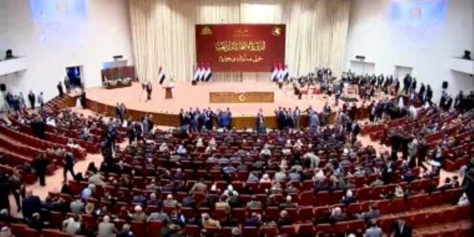 المشهدانى يتعرض لوعكة صحية.. تدافع واعتداءات بين أعضاء البرلمان العراقى.. فيديو