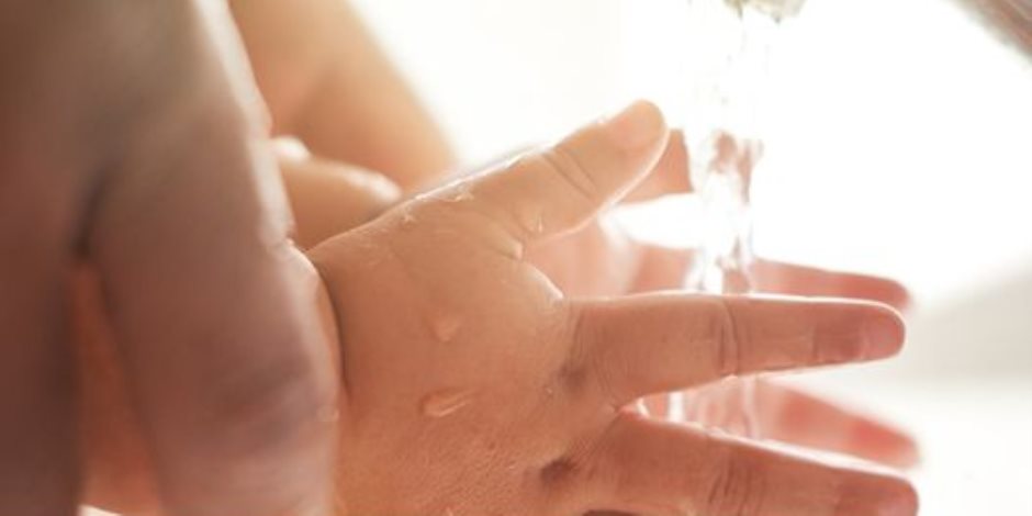 مركز السيطرة على الأمراض ينشر بعض النصائح للأباء حول مرض اليد والقدم والفم لدي الأطفال.. تعرف عليها
