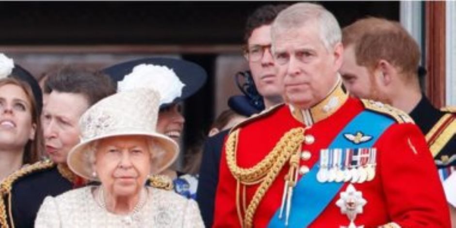 ملكة بريطانيا تعفى ابنها الأمير أندرو من مهامه الملكية والعسكرية.. اعرف السبب