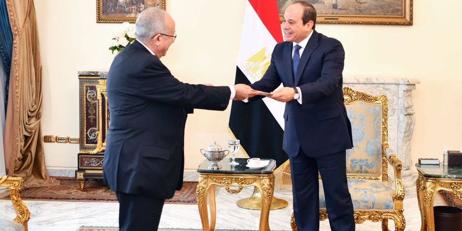 الرئيس يستقبل وزير الشئون الخارجية الجزائرية