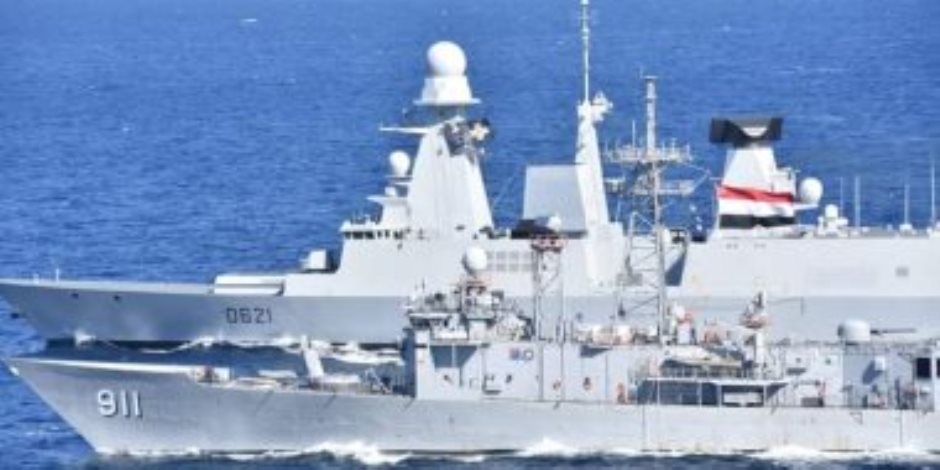 القوات البحرية المصرية والفرنسية تنفذان تدريبا بحريا عابرا بنطاق الأسطول الجنوبى
