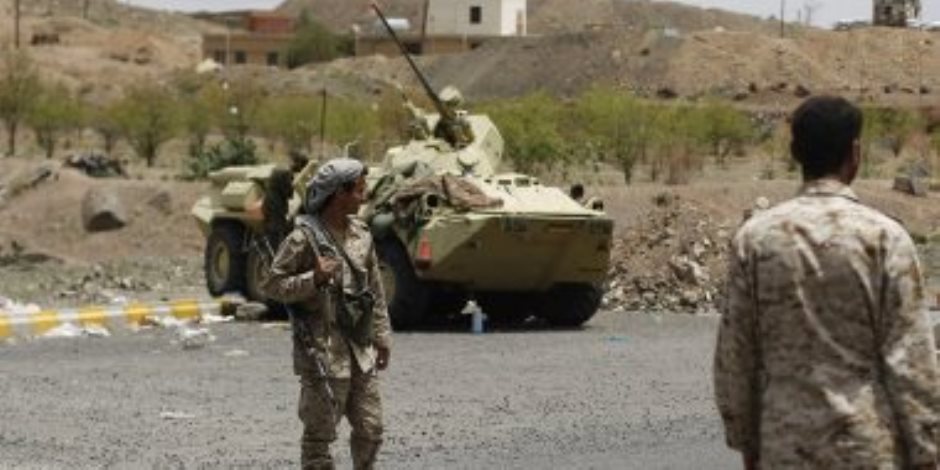 مدفعية الجيش اليمنى تكبد عناصر الحوثى.. عشرات القتلى والجرحى بجبهات مأرب 