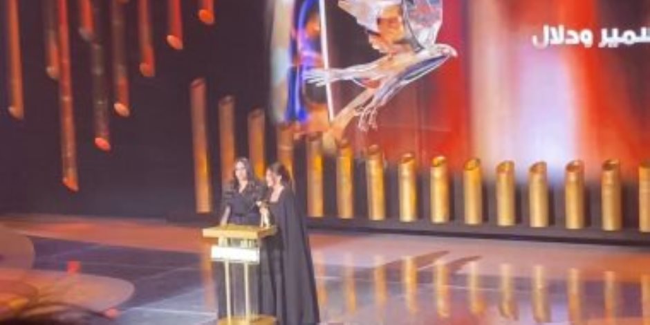 دنيا وإيمى سمير غانم تبكيان على مسرح JOY AWARDS بعد تكريم والديهما