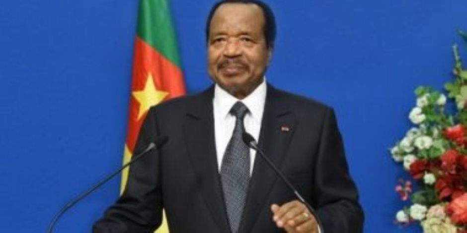 الرئيس الكاميرونى يطوف بسيارة مكشوفة فى ملعب مباراة مصر والسنغال