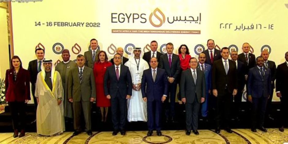 الرئيس السيسي يلتقط صورة تذكارية مع المشاركين بمعرض مصر الدولى للبترول