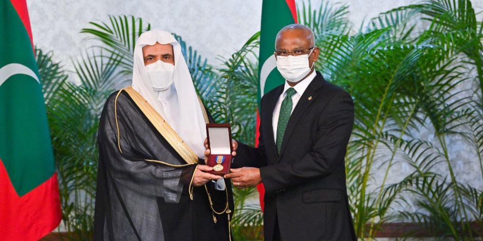 الرئيس المالديفي يقلد أمين عام رابطة العالم الأسلامى وسام شرف الجمهورية تقديراً لجهوده في خدمة الإسلام والسلام