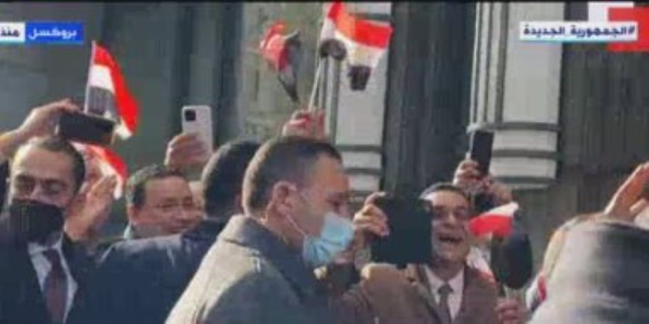 الجالية المصرية تستقبل الرئيس السيسي فى بروكسل بهتافات "تحيا مصر"