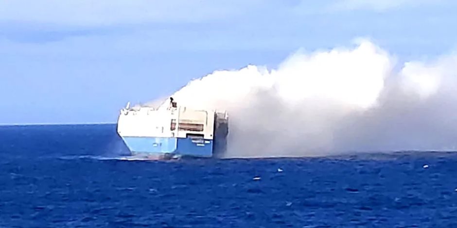 اشتعال النيران فى سفينة شحن تحمل 4000 سيارة قبالة سواحل البرتغال (فيديو)