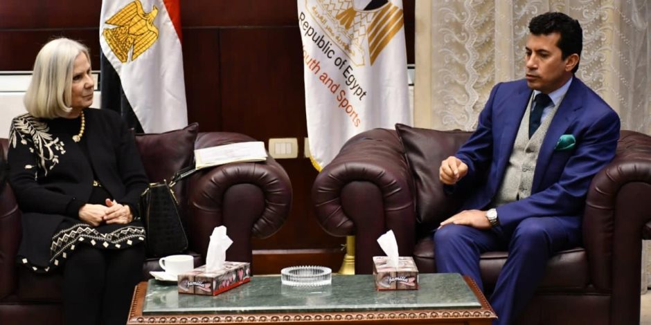 الدكتور أشرف صبحي يستقبل السفيرة هيفاء أبو غزالة مساعد الأمين العام لجامعة الدول العربية