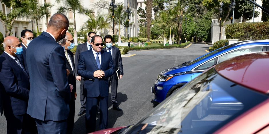 الرئيس السيسى يتفقد نماذج السيارات الكهربائية المنتظر توطين صناعتها محليا