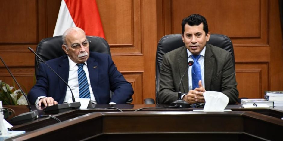 وزير الشباب والرياضة يجتمع مع اللجنة العلمية الاستشارية العليا وزير الشباب والرياضة يجتمع مع اللجنة العلمية الاستشارية العليا