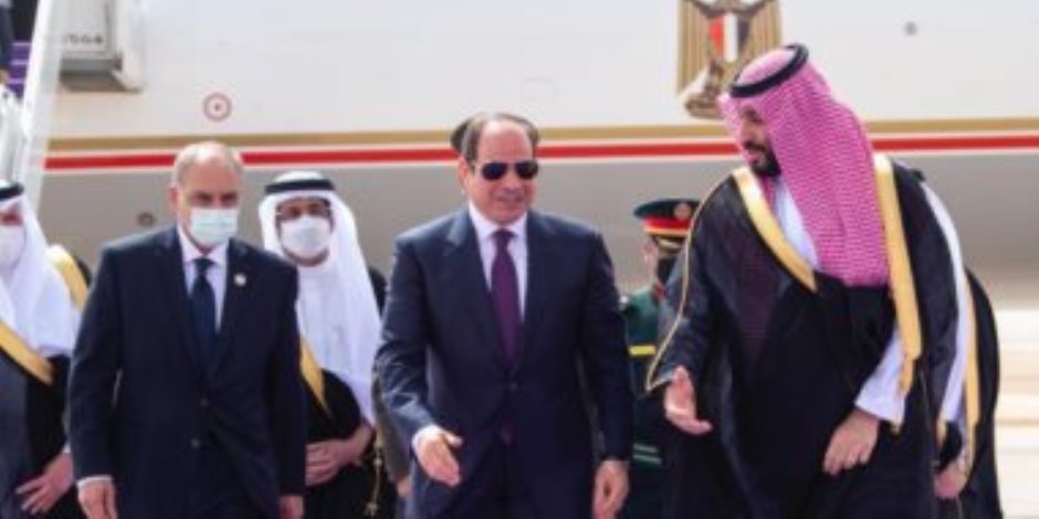 الرئيس السيسي يصل السعودية ويلتقي ولي العهد (صور)