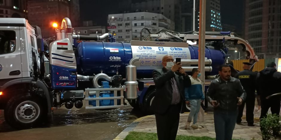 انفجار ماسورة مياه فى شارع جامعة الدول العربية بالمهندسين.. صور