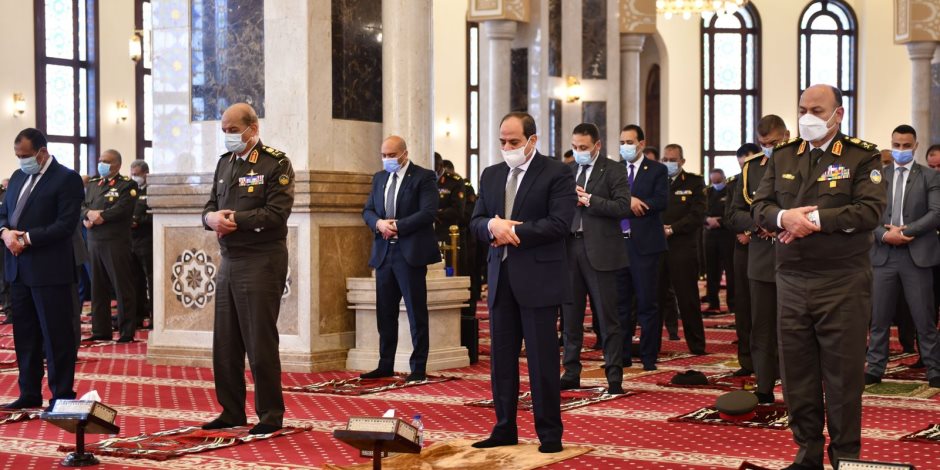 الرئيس السيسي يؤدى صلاة الجمعة فى مسجد المشير طنطاوي