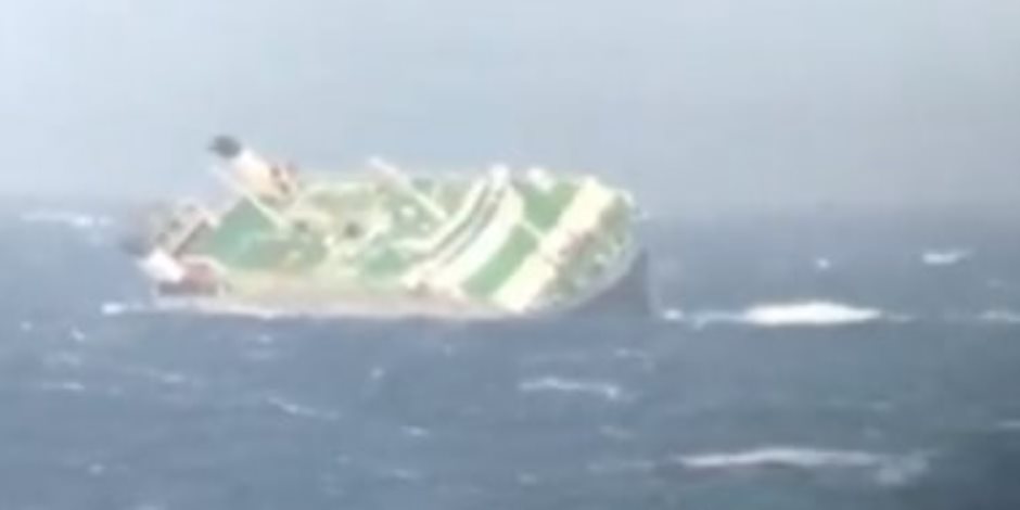 جار البحث عن المفقودين.. إنقاذ 16 من طاقم السفينة الإماراتية الغارقة بسواحل إيران 