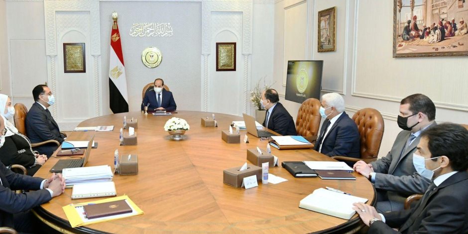 الرئيس السيسي يجتمع مع مدبولي وعدد من الوزراء