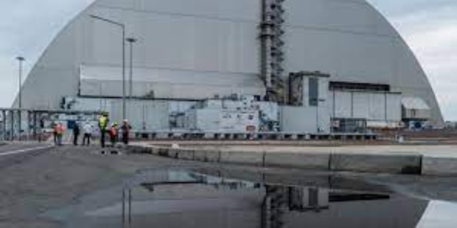 "إكسبريس" البريطانية:  وضع مفاعل "تشيرنوبل" فى حالة تأهب إشعاعى بعد اندلاع 7 حرائق بالقرب من المحطة