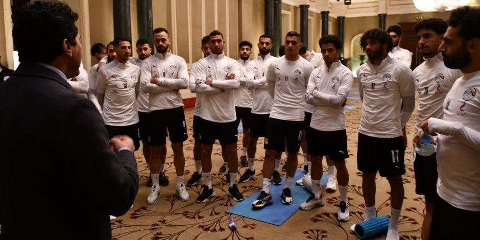 وزير الرياضة يلتقى لاعبي المنتخب قبل السفر للسنغال ويطالبهم باستمرار التركيز للتأهل إلى المونديال