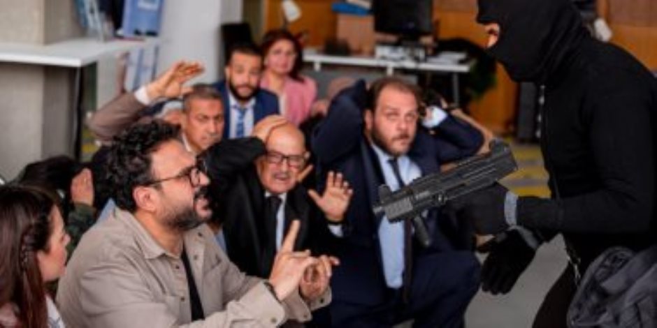 مكتوب عليا الحلقة 3.. محمد ممدوح طبيب وأكرم حسنى يعانى من مرض خطير