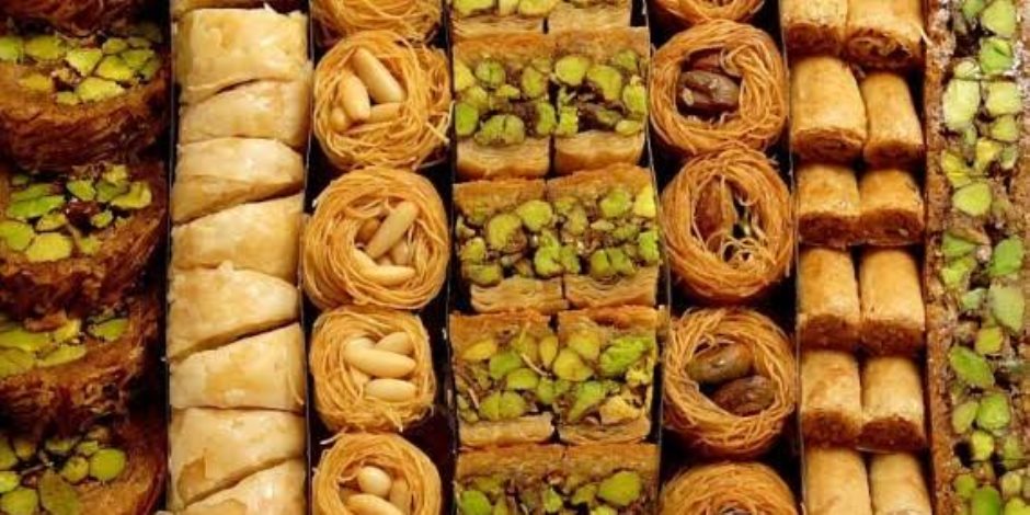 كيف يمكنك تناول الحلويات في رمضان.. الصحة توضح 