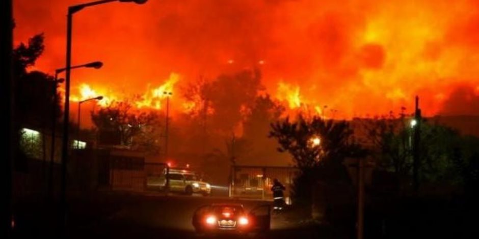 دمرت 150 مبنى.. حرائق مهولة تجتاح منطقة جبلية بأمريكا (فيديو)