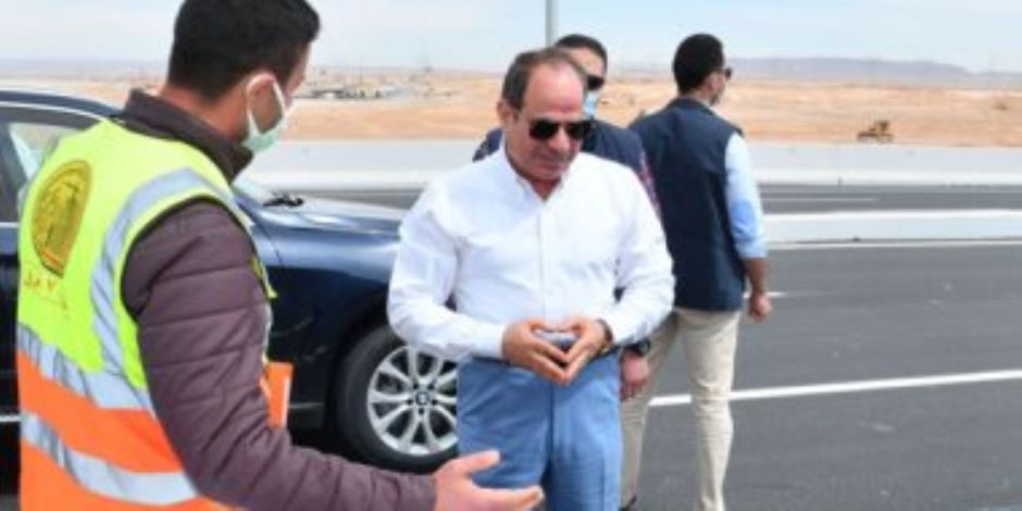 الرئيس السيسي يتفقد أعمال التطوير على امتداد طريق القاهرة السويس.. فيديو