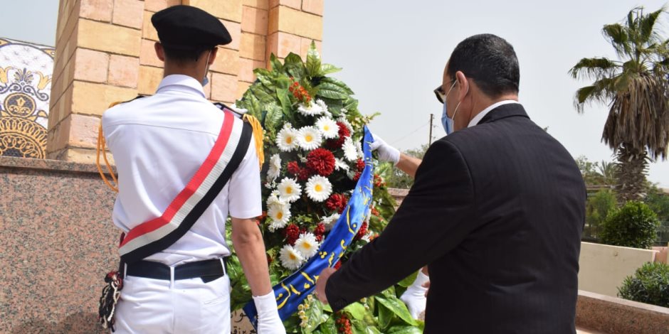 محافظ شمال سيناء يضع إكليلا من الزهور على قبر الجندي المجهول بالعريش (صور)