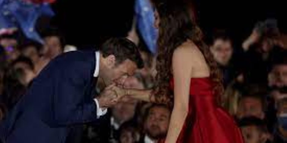 فرح الديباني.. السوبرانو المصرية التي انحنى لها ماكرون وقبل يدها بعد غنائها النشيد الوطني الفرنسي
