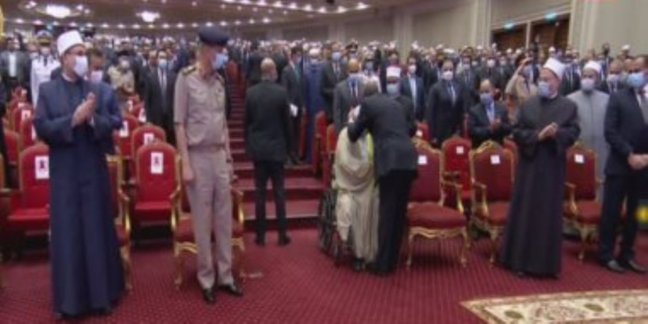 الرئيس السيسي يقبل رأس الدكتور أحمد عمر هاشم باحتفالية "ليلة القدر"