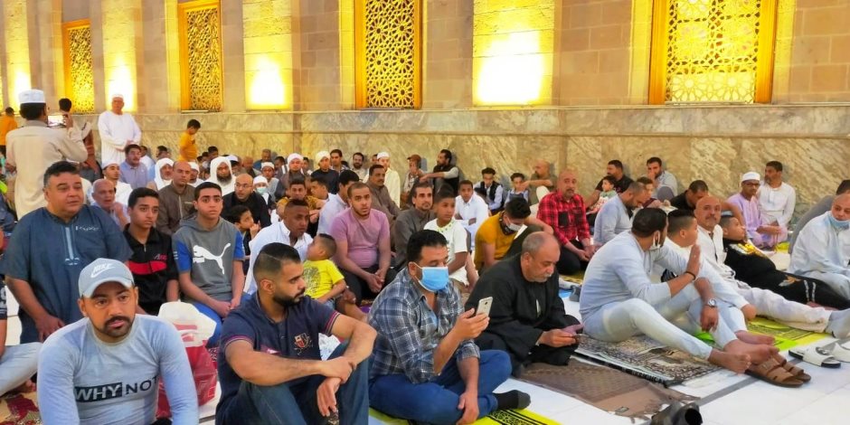توافد آلاف المصلين على مسجد الحسين لأداء صلاة عيد الفطر (صور)